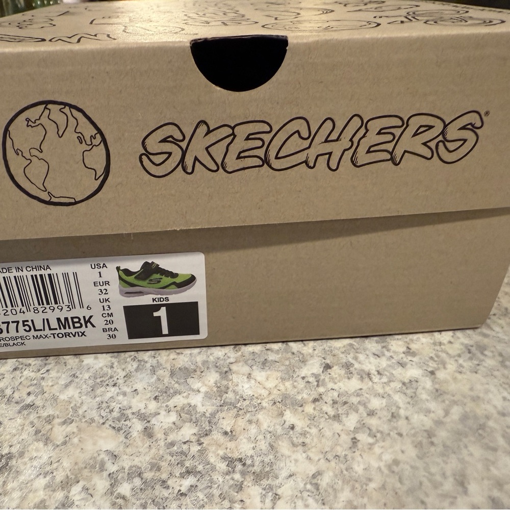 Skechers Kids Black and Lime Sneakers
Brand new in box but tag has been removed.